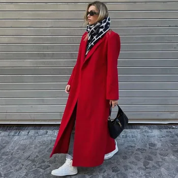 Темперамент висок клас блогър улична снимка на дълбоко червени вълнени жени в средна дължина булчински сватбено палто с вълнено палто за жени